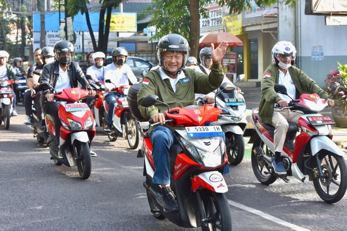 Menteri Energi dan Sumber Daya Mineral (Menteri ESDM) Arifin Tasrif memimpin konvoi 200 motor listrik di acara Electric Vehicle (EV) Funday di kota Bandung, Jawa Barat, Minggu (4/12/2022).