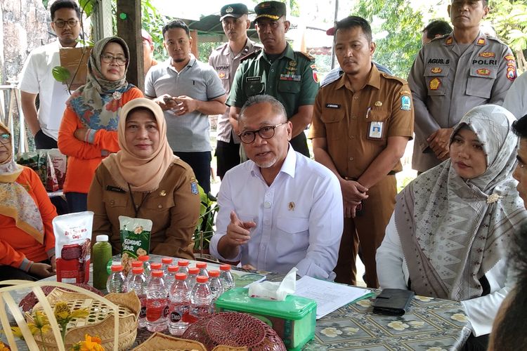 Menteri Koordinator (Menko) Bidang Pangan, Zulkifli Hasan (Zulhas) bersama Kepala Dinas Ketahanan Pangan dan Pertanian (DKPP) Surabaya, Antiek Sugiharti (sebelah kiri) dan ketua kelompok Tani Kosagrha Lestari, Pridha Nashari Prarika (kanan) dalam acara kunjungan Kosagrha Lestari di Medokan Ayu, Senin (10/2/2025).