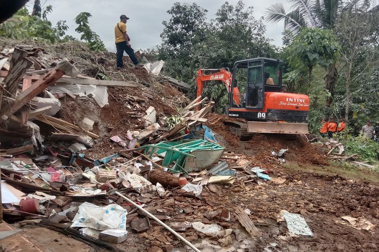 Upaya pencarian korban longsor di Dusun Banturejo, Desa Sambirejo, Kecamatan Wonosalam, Kabupaten Jombang, Jawa Timur, Kamis (23/1/2025).