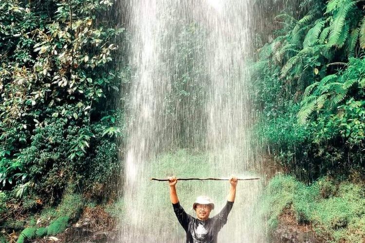 Air Terjun Wae Cunca Radi Ntangis di kawasasan ekowisata Colol menjadi salah satu spot wisata alam bagi wisatawan yang menjelajahi kawasan itu. Rabu, (20/4/2022), rombongan Sekda Manggarai Timur, Bonifasius Hasudungan dan Wakil Ketua I Kamar Dagang Industri Manggarai Timur, Yuli Setiawan berwisata di air terjun tersebut, (KOMPAS.com/DOK SEKDA MATIM-BONIFASIUS HASUDUNGAN)