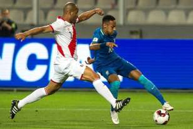 Penyerang tim nasional Brasil, Neymar (kanan), berduel dengan pemain Peru, Alberto Rodriguez, dalam laga kualifikasi Piala Dunia 2018 zona Amerika Selatan, di Stadion Nacional, Lima, Selasa (15/11/2016) waktu setempat.