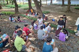 Di Bawah Flyover Tomang, Sekolah Gratis Ini Bertahan 17 Tahun: Kisah Kak Uli Mengajar Tanpa Pamrih