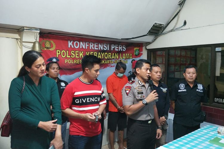 Rilis pencuri motor Baim Wong di Polsek Kebayoran Lama, Jakarta Selatan, Minggu (17/11/2019). Terlihat di dalamnya Paula Verhoeven, Baim Wong, dan Kapolsek Metro Kebayoran Lama Kompol Indra Ranudikarta.