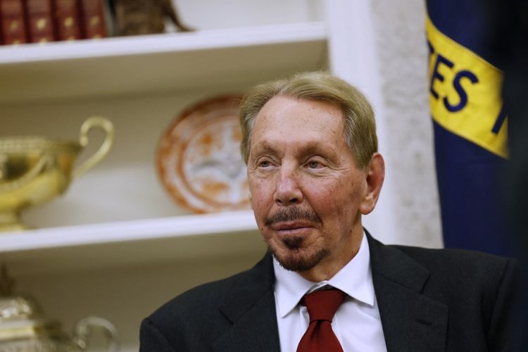 Co-Founder, CTO, dan Executive Chairman Oracle, Larry Ellison ketika berada di White House di Washington DC, Amerika Serikat, pada Senin (3/2/2025). Larry Ellison sempat mengalahkan Elon Musk sebagai orang terkaya di dunia 2025. Namun, posisinya hanya bertahan beberapa jam sebelum Musk unggul lagi.