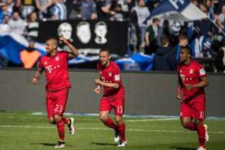 Bersama Rafinha dan Douglas Costa, Arturo Vidal merayakan gol pertama Bayern Muenchen ke gawang Hertha Berlin di Olympiastadion, Sabtu (23/4/2016). 