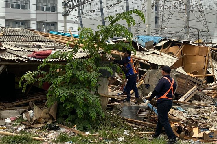 Petugas gabungan membongkar rumah-rumah semipermanen atau bedeng yang berdiri di samping rel kereta api dekat Jakarta International Stadium (JIS) pada Selasa (11/10/2022). Mereka mulai membongkar bedeng di Kampung Bayam dan Kampung Bambu sejak pagi hari, untuk meratakan lahan tersebut. 