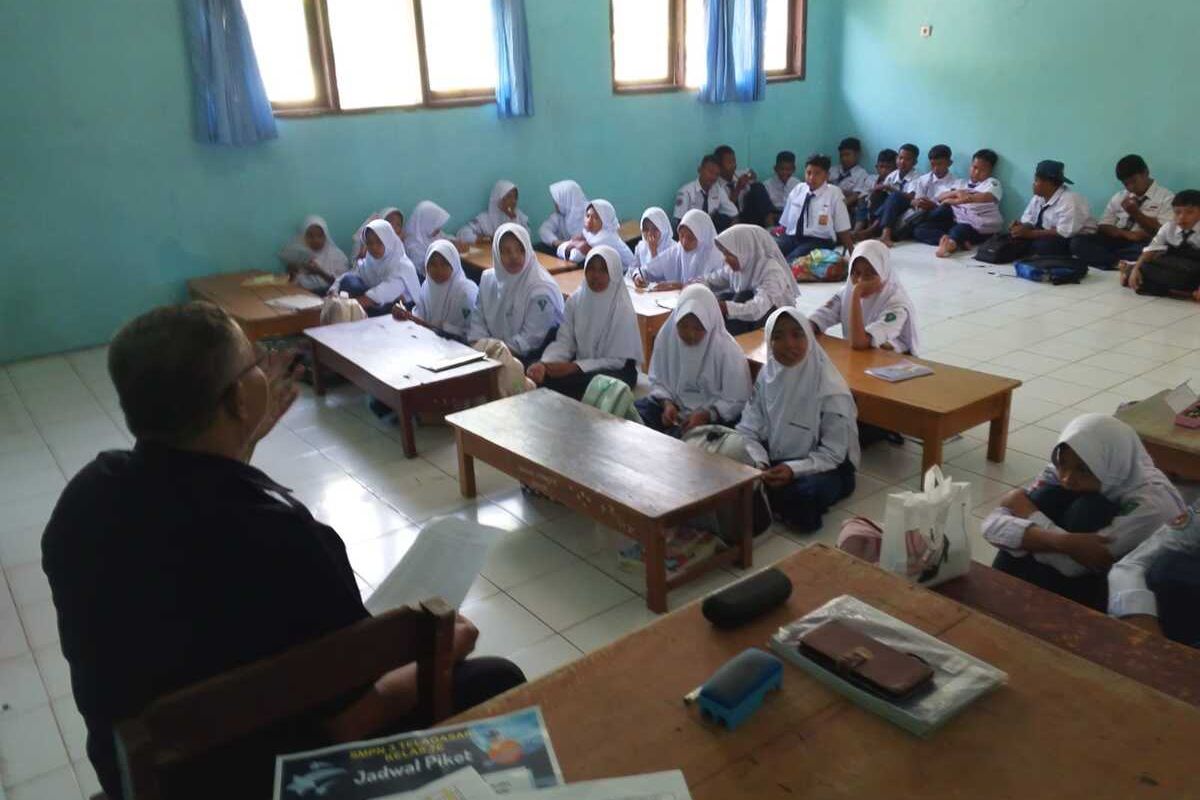 Belasan siswa SMP N 3 Telagasari belajar di lantai, Rabu (23/7/2025).