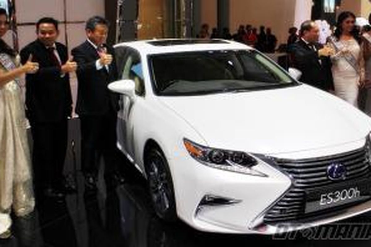 LExus ES di Pameran Otomotif Gaikindo