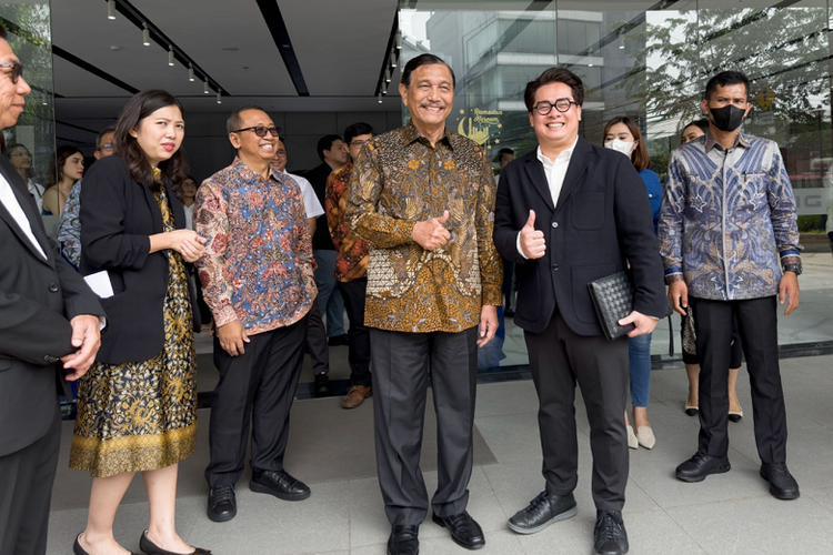 Menteri Koordinator Bidang Kemaritiman dan Investasi Republik Indonesia, Luhut Binsar Pandjaitan bertemu dengan Arief Syarifudin, Marketing and PR Director MG Motor Indonesia. 
