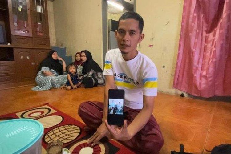 Keluarga korban terjebak di lubang tambang emas di Banyumas saat ditemui di kediamannya di Desa Cisarua, Kecamatan Nanggung, Kabupaten Bogor, Jumat (28/7/2023). 

