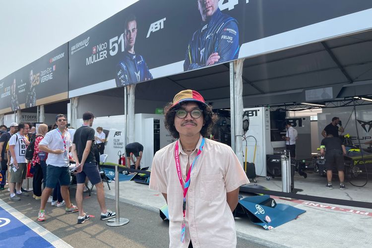 Benedictus Rama Prabaswara asal Jakarta, pertama kali menonton Formula E 2023 dan dapat kesempatan pit walk.