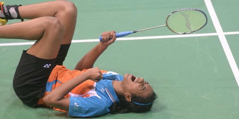 Pebulu tangkis India, PV Sindhu, bereaksi setelah mengalahkan pemain Jepang, Sayaka Takahashi, pada semifinal Piala Uber di Siri Fort Indoor Stadium, New Delhi, India, Jumat (23/5/2014).