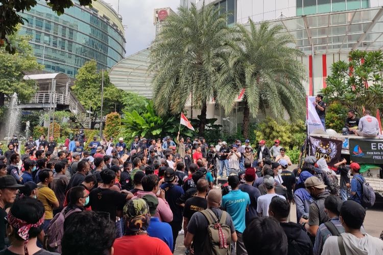 Sejumlah sopir taksi online menggelar aksi unjuk rasa di depan kantor Gojek yang berada di kawasan Blok M, Kebayoran Baru, Jakarta Selatan, Senin (10/9/2022) siang.