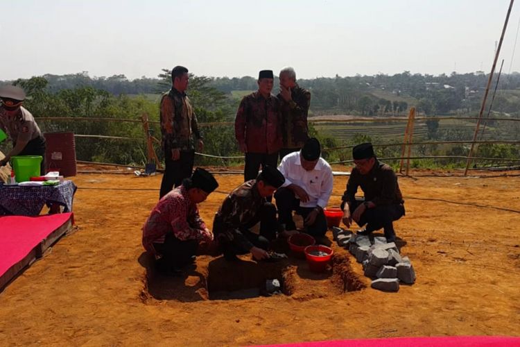 GROUNDBREAKING-Presiden RI, Joko Widodo didampingi Pimpinan Pusat MTA, Ahmad Sukina dan Menteri PUPR, Basuki Hadimuljono melakukan peletakan batu pertama pada groundbreaking pembangunan Pondok Pesantren MTA di Dusun Tunggul Sari, Desa Pojok, Kecamatan Mojogedang, Kabupaten Karanganyar, Jawa Tengah, Minggu (15/7/2018) siang. 