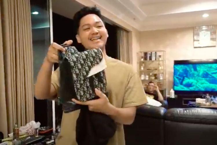 Azriel Hermansyah mendapatkan hadiah tas Dior dari Aurel Hermansyah