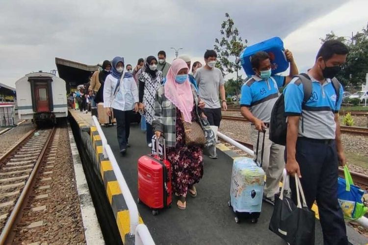 Manager Humas Daop III Cirebon Ayep Hanapi memberikan penjelasan terkait jumlah tiket Kereta Api Regular Angkutan Lebaran 2023, yang sudah bisa dipesan Lusa, Minggu 26 Februari 2023.