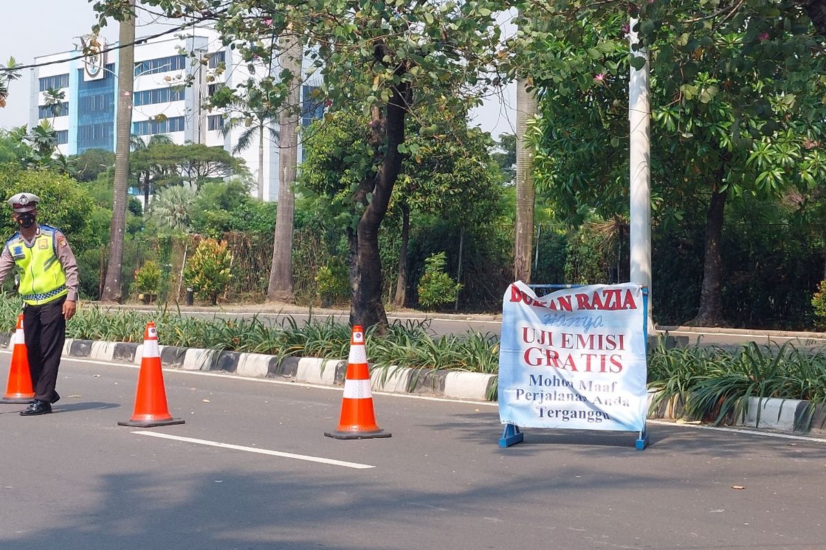 Layanan uji emisi gratis bagi kendaraan roda empat berbahan bakar bensin dan solar, digelar di kawasan CNI, Kembangan, Jakarta Barat, pada Selasa (5/7/2022).