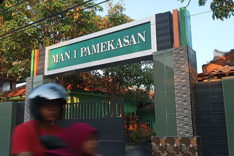 Pengendara melintas di depan MAN 1 Pamekasan, Jawa Timur. Di madrasah ini sempat diberlakukan toilet berbayar bagi siswanya.