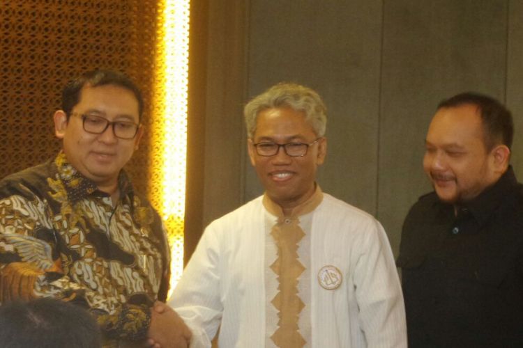 Terdakwa kasus dugaan pelanggaran UU ITE Buni Yani (kanan) bertemu Wakil Ketua DPR RI Fadli Zon di Kompleks Parlemen, Senayan, Jakarta, Kamis (2/11/2017).