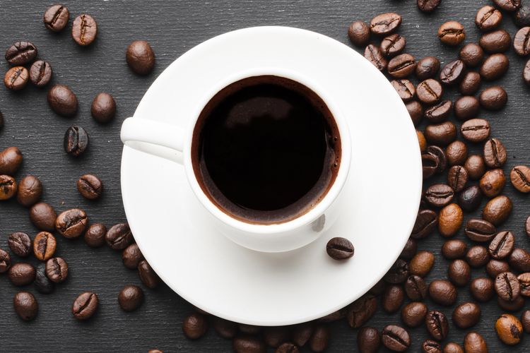 Kebiasaan minum kopi yang bisa menambah berat badan.