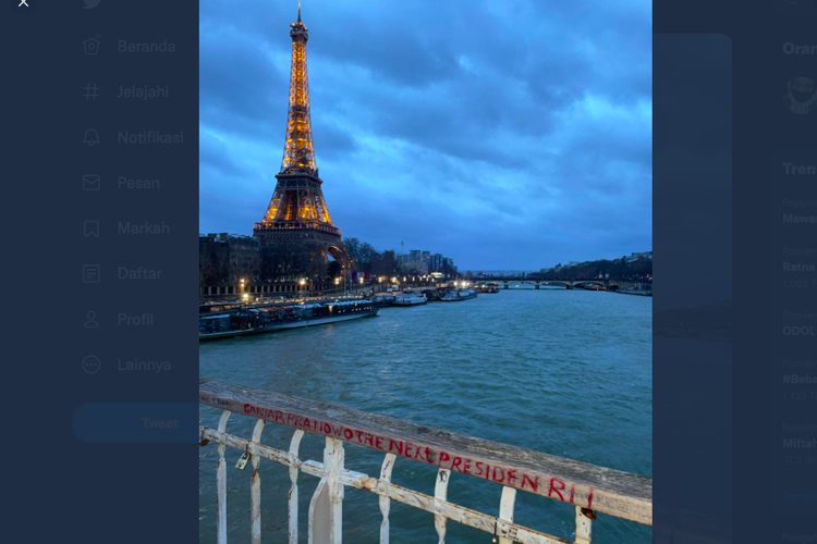 Foto tulisan Ganjar the next Presiden RI 1 di dekat Menara Eiffel, Paris, Perancis yang viral di media sosial. 