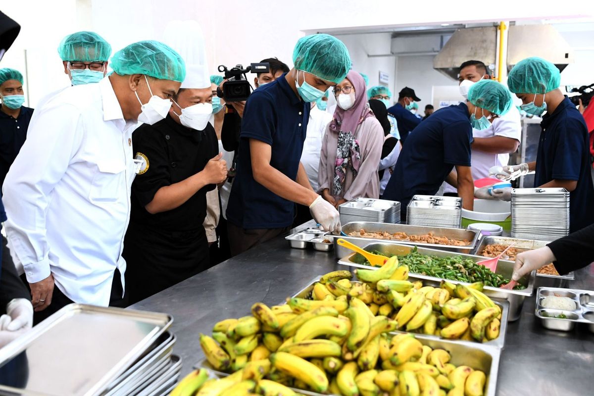 Menteri Koperasi (Menkop) RI Budi Arie Setiadi menghadiri peluncuran program Makan Bergizi Gratis (MBG) perdana di SD Angkasa 5 Halim Perdanakusuma Jakarta, Senin (06/01). Dalam program MBG yang dimulai secara perdana di tahun 2025 ini, Menkop Budi Arie secara khusus juga memantau secara langsung Satuan Pelayanan Penyediaan Gizi (SPPG) mulai dari dapur hingga distribusi kepada anak-anak sekolah penerima manfaat. 
