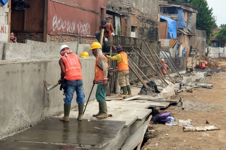 Para pekerja tengah mengerjakan proyek Normalisasi Kali Ciliwung di Bukit Duri, Tebet, Jakarta Selatan. Gambar diambil Selasa (5/9/2017).