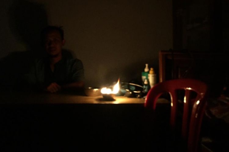 Beberapa desa di Kecamatan Sumur, Pandeglang, Banten yakni di Desa Sumberjaya, Kertajaya, Kertamukti, dan Tunggal Jaya setiap malam mati lampu menurut warga, semenjak tsunami Selat Sunda pada Sabtu (22/12/2018). 