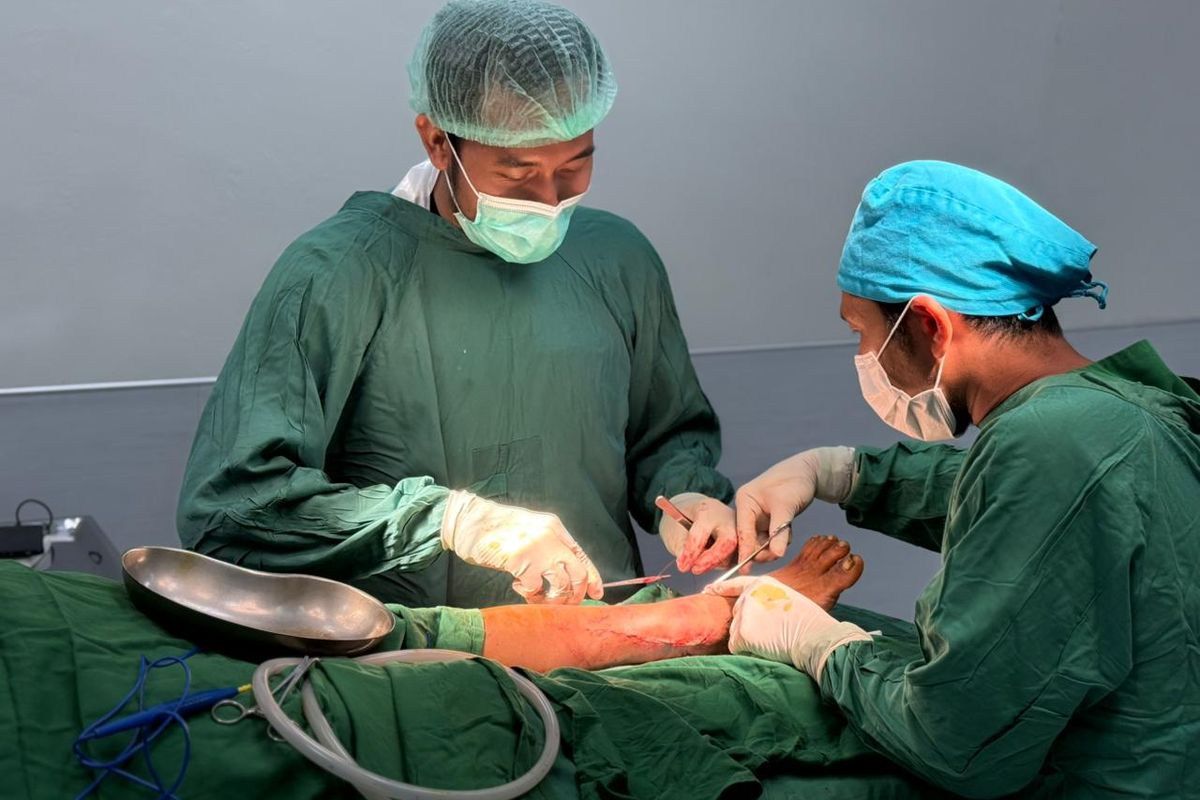 Tim Operasi Tim Dokter Unair Bantu 3 Operasi Darurat Korban Banjir di RSUD Cut ...