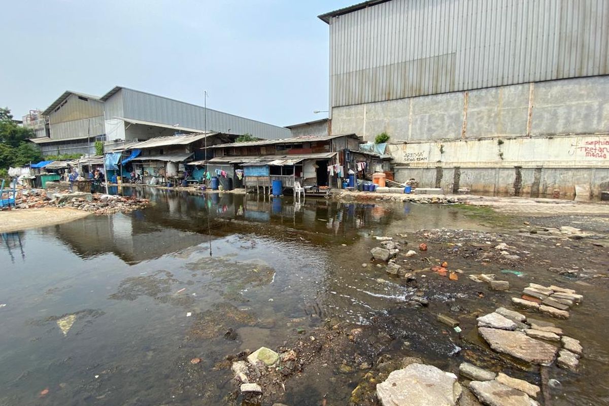 Halaman rumah semipermanen yang berada di dekat tanggul Muara Baru, Penjaringan, Jakarta Utara pada Senin (28/11/2022) terlihat terendam air laut. Hal ini salah satunya disebabkan rembesan air dari sisi tanggul yang berlubang maupun retak. Air laut kerap mengaliri sekitar rumah warga saat pasang. 