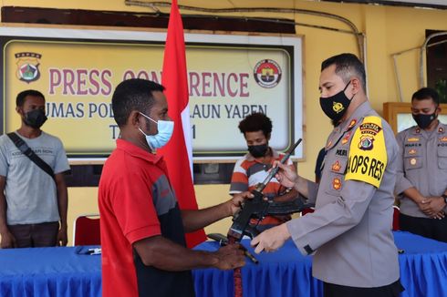 Menyerahkan Diri ke Polisi, 5 Anggota KKB Cium Bendera Merah Putih