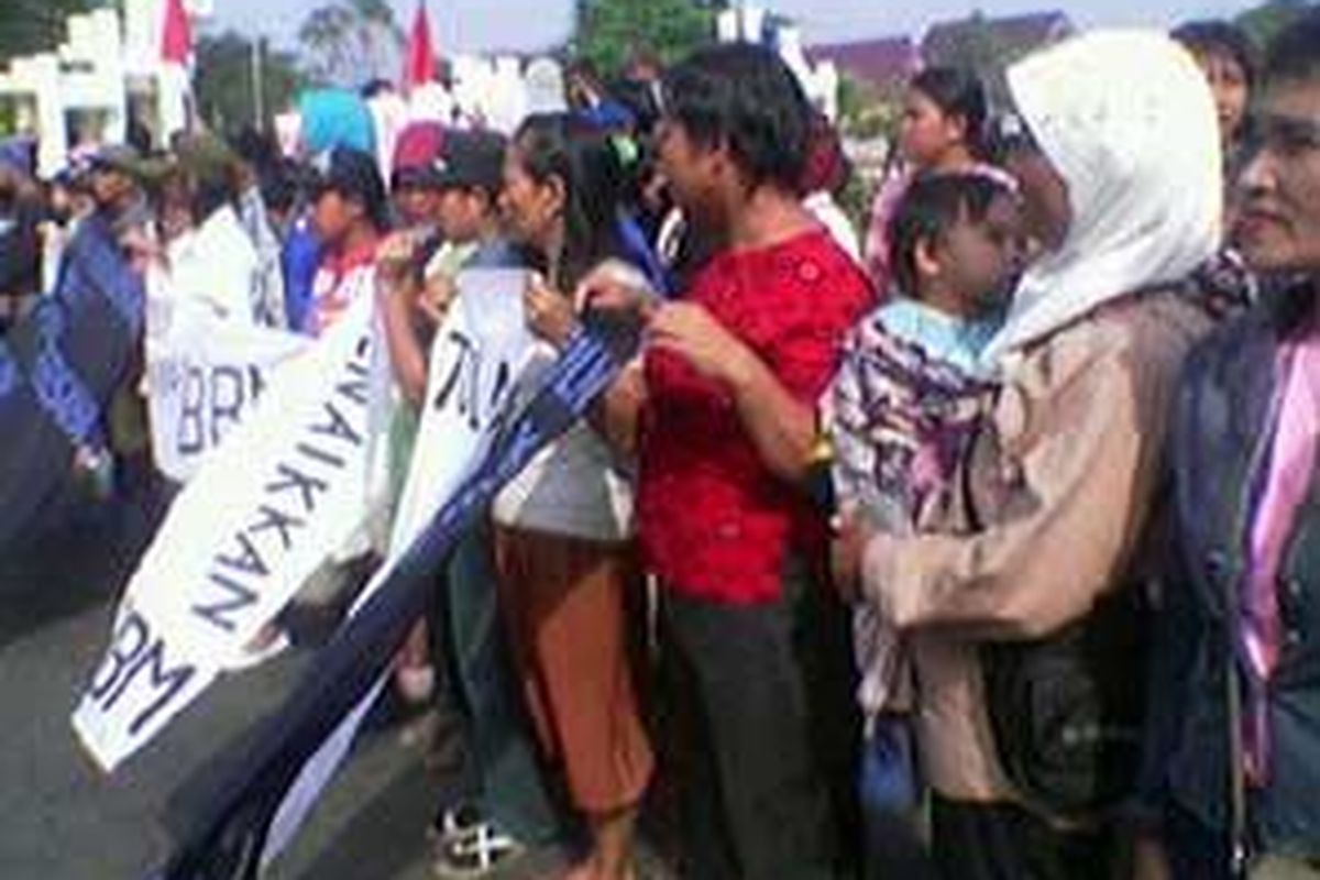 Para ibu rumah tangga menolak kenaikan harga BBM.