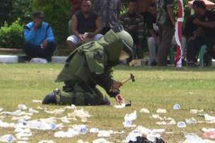 Tim penjinak bom saat simulasi pengamanan pilkada di lapangan gubernur Provinsi Kepulauan Bangka Belitung.