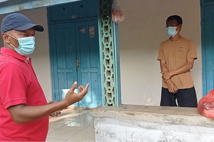 Pantau warga yang melakukan isolasi mandiri, Anggota DPRD Magetan temukan warga yang menutup rapat rumahnya. Selain berikan sembako dan susu segar, Joko Suyono mengajak warga memngawasi dan membantu warga isoman.