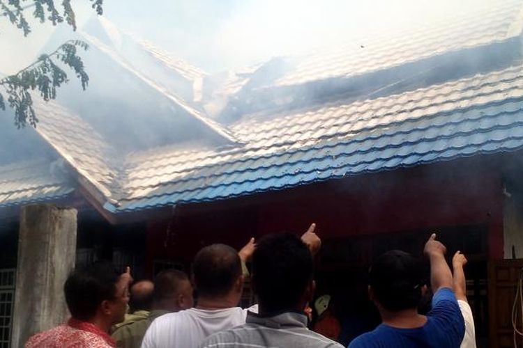 Foto Suasana Kantor Notaris  Sekaligus Rumah Tinggal Terbakar  Pada Kamis (26/1/2017)