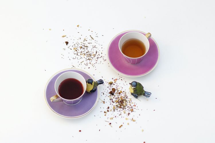 Untuk teman sarapan, Anda bisa memilih kopi atau teh yang sama-sama mengandung kafein dan bisa membangunkan saraf-saraf.