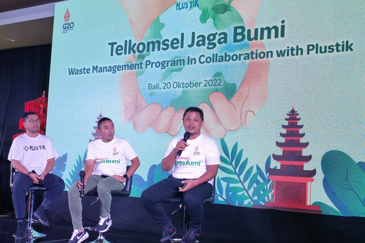 Kiri-kanan: CEO Plustik, Reza Hasfinanda, VP Corcomm Telkomsel Saki Bramono, GM Consumer Sales Telkomsel Region Bali Nusra, Nur Hidayat Dwi Santoso di acara peluncuran Telkomsel Jaga Bumi di Bali, Kamis (20/10/2022)