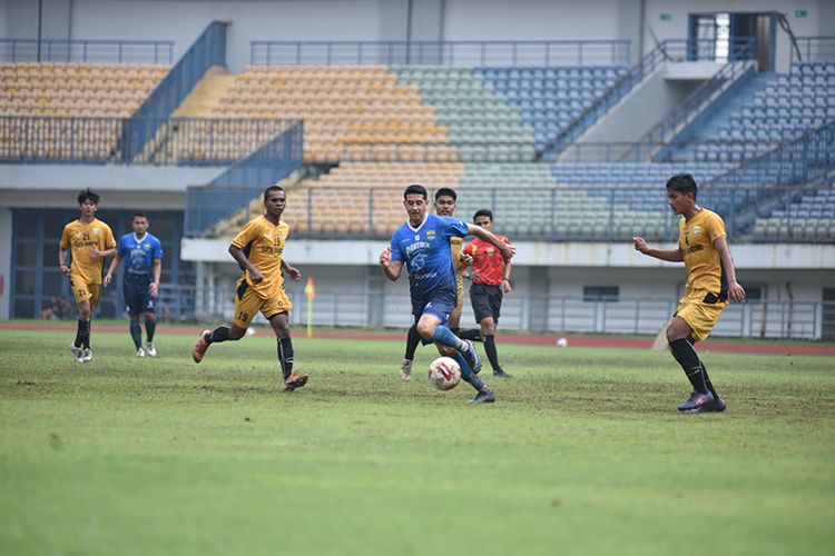 Winger Persib Bandung, Esteban Vizcarra, dalam uji tanding melawan Porda Kota Bandung di Stadion Gelora Bandung Lautan Api (GBLA), Sabtu (20/03/2021).  