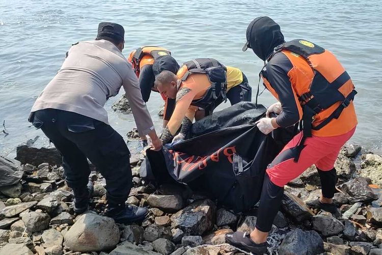 Proses evakuasi jasad tanpa kepala yang ditemukan di tepi pantai di Lampung Selatan, Rabu (6/9/2023) pagi.