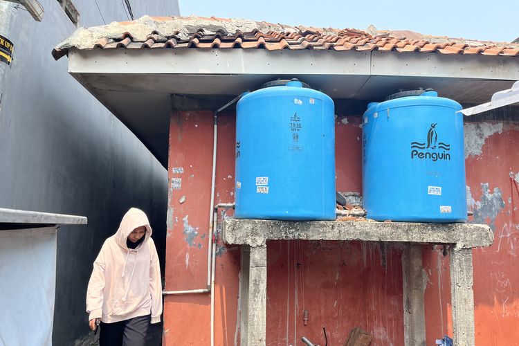 Saat Air PAM Mati Berhari-hari, Warga Cengkareng Berburu Air ke Musala dan Tetangga