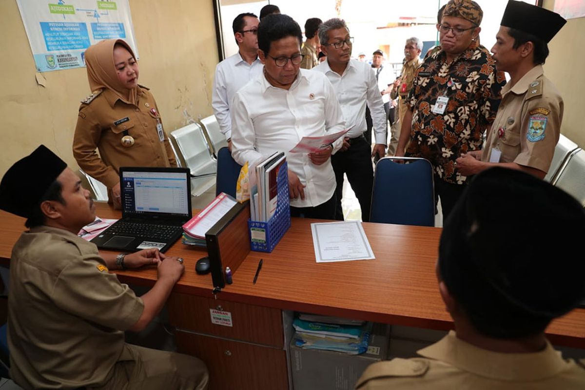 Menteri Desa PDT dan Transmigrasi, Abdul Halim Iskandar yang akrab disapa Gus Menteri meninjau desa digital yang bertempat di desa Karanganyar, Kecamatan Karanganyar, Kabupaten Purbalingga, Jawa Tengah pada Selasa (10/3/2020). Desa Digital adalah konsep tentang pengembangan desa dengan memanfaatkan teknologi digital baik dalam pelayanan publik maupun pengembangan kawasan.