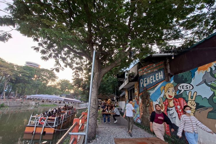 Wisata Kuliner Murah Berlatar Kalimas di Riverside Peneleh Surabaya