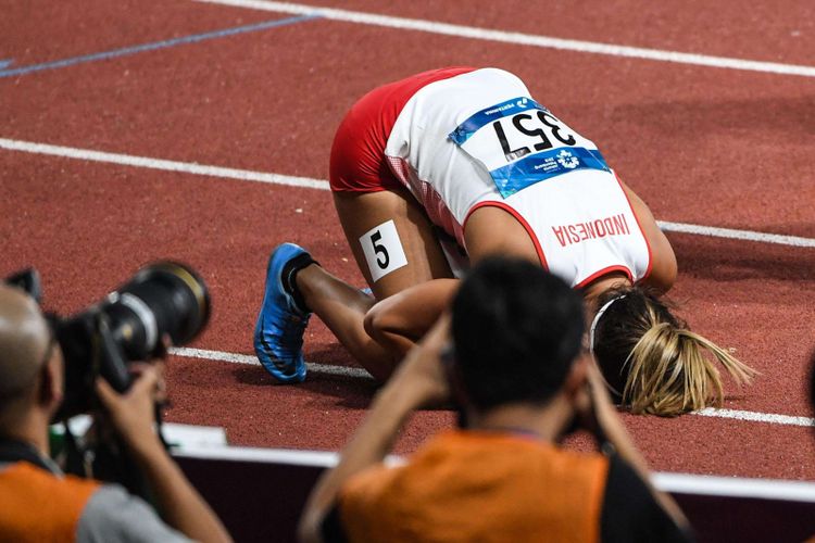 Atlet Indonesia Emilia Nova (no.357) melakukan selebrasi saat final lari gawang 100 meter putri Asian Games ke-18 Tahun 2018 di Stadion Utama Gelora Bung Karno Senayan, Jakarta Pusat, Minggu (26/8/2018). Emilia Nova mencapai finish ke-2 dengan meraih medali perak.