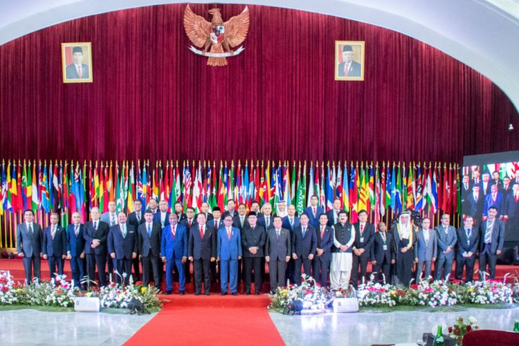 Pimpinan MPR RI bersama para perwakilan negara sast berfoto bersama dalam acara pembentukan Forum MPR Dunia di Gedung Merdeka, Jalan Asia Afrika, Kota Bandung, Jawa Barat, Selasa (25/10/2022).