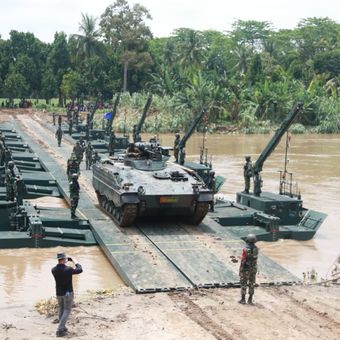 Yonzipur 9 Kostrad mmemasang M3 Amphibious Rig pada Latihan Antar Kecabangan TNI AD Tahun 2021 Kartika Yudha di Puslatpur TNI AD, Martapura, Sumatera Selatan, Jumat (5/11/2021).