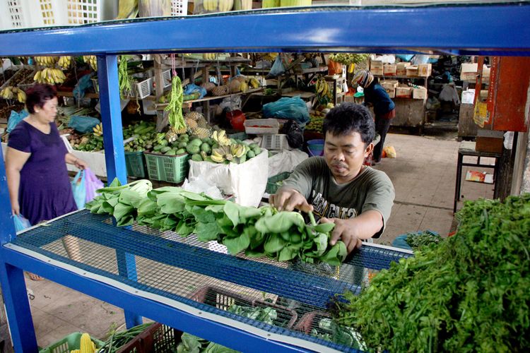 Sepekan menjelang Ramadan harga bahan pangan semakin naik. Misalnya sayuran yang saat ini mulai naik harga.