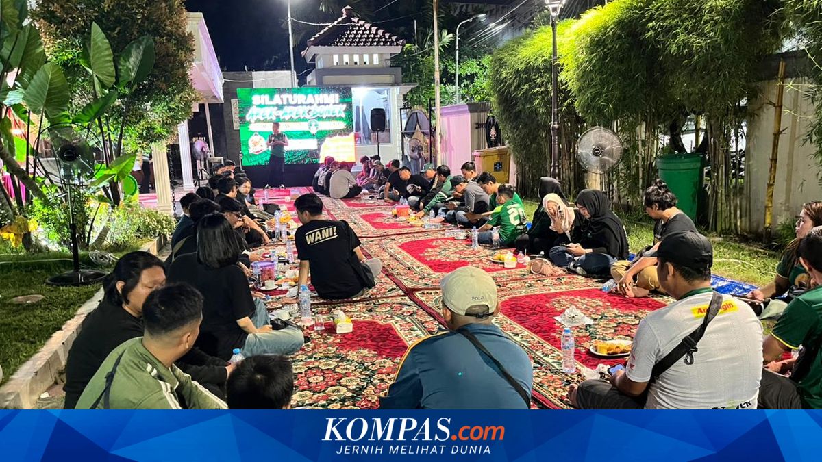 Bersatu Dukung Ronaldo, Keseruan Bonek Nobar Piala Dunia di Rumah Ketua DPRD Surabaya