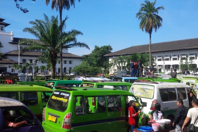 Halaman Gedung Sate, Jalan Diponegoro Kota Bandung dipadati ratusan unit angkutan kota (angkot) se-Kota Bandung, Kamis (9/3/2017). 