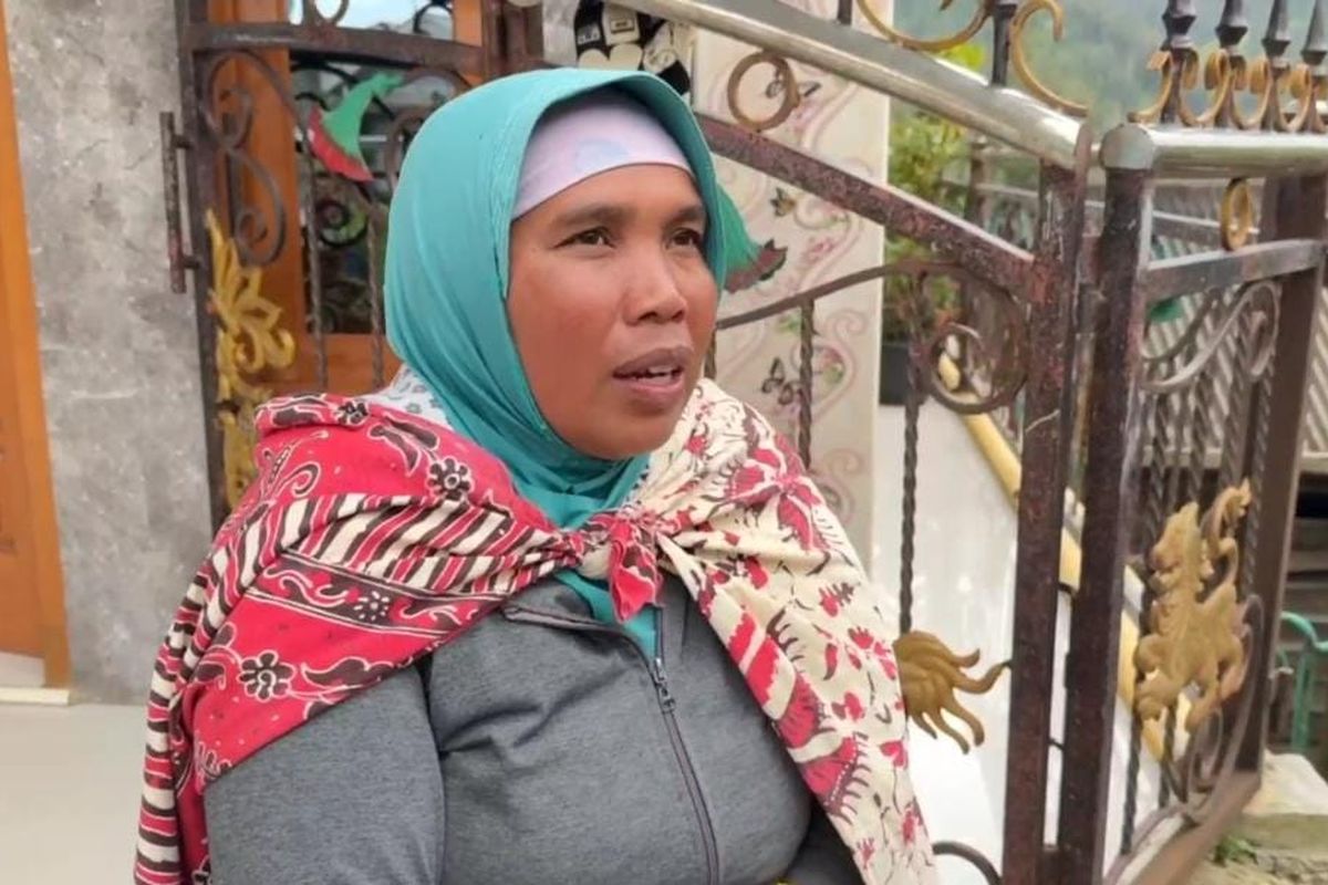 Rina Nikasari, warga Desa Wonokitri Kecamatan Tosari yang masih sedih melihat banyaknya babi mati mendadak akibat wabah penyakit pada hewan tersebut di kawasan Tosari Kabupaten Pasuruan, Rabu (12/02/2025).