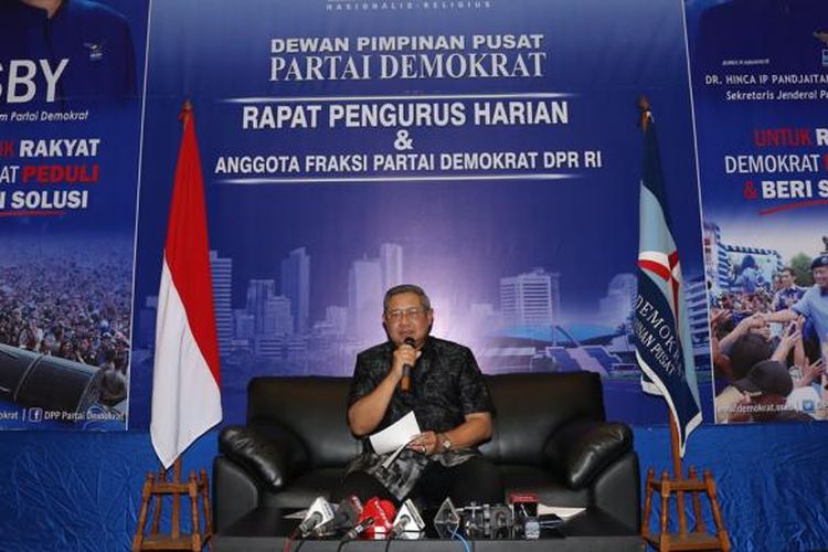 Ketua Umum Partai Demokrat, Susilo Bambang Yudhoyono berbicara kepada wartawan di Wisma Proklamasi, Jakarta Pusat, Rabu (1/2/2017). Susilo Bambang Yudhoyono memberi penjelasan soal tuduhan terkait komunikasinya dengan Ketua Majelis Ulama Indonesia Maruf Amin terkait sikap keagamaan MUI mengenai kasus penistaan agama yang menjerat Gubernur non-aktif DKI Jakarta Basuki Tjahaja Purnama atau Ahok.